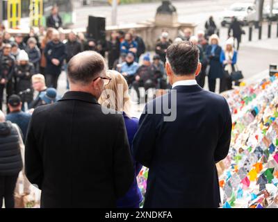 Melbourne, Australien. 31. Juli 2024. Der Oppositionsführer John Pesutto (Liberale) schaut während der Veranstaltung zu. 6.000 Origami-Häuser wurden vom Victorian Homeless Network auf den Stufen des Parlamentsgebäudes von Victoria platziert und symbolisieren 10 % der Sozialwohnungen, die im Staat benötigt werden, um die Obdachlosigkeit zu beenden. (Foto: Alex Zucco/SOPA Images/SIPA USA) Credit: SIPA USA/Alamy Live News Stockfoto