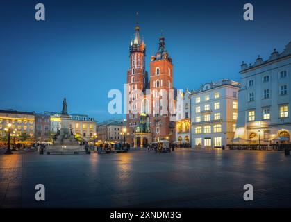 St. Mary's Basilica und Hauptmarkt bei Nacht - Krakau, Polen Stockfoto