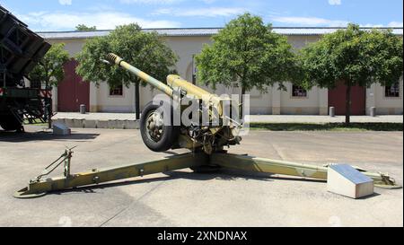 Militärische Beschläge auf dem Gelände des Museums für Militärgeschichte der Bundeswehr, 122-mm-Haubitze D-30, Dresden Stockfoto