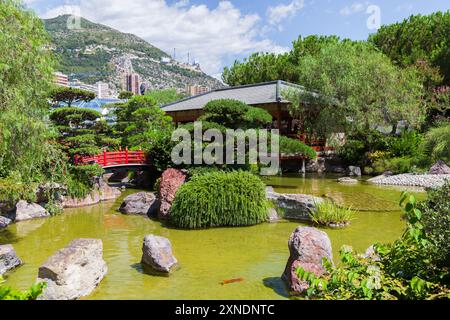 Blick auf Jardin Japonais de Monaco an einem sonnigen Tag. Der Japanische Garten ist ein Stadtpark mit kostenlosem Zugang in Monte Carlo, Monaco Stockfoto