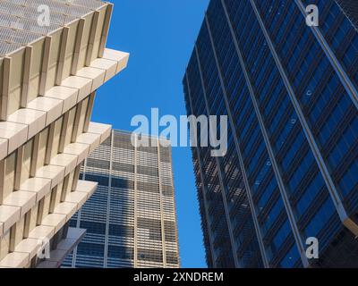 Abu Dhabi, VAE - 11. Januar 2024: Gebäude und Details, öffentliche Bereiche und Bereiche auf dem Abu Dhabi Global Market auf Al Maryah Island. Finanzzentrum von Abu-Dhabi. Stockfoto