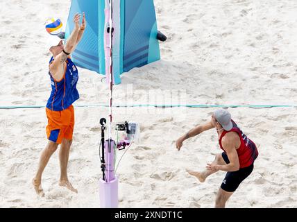 PARIS: Niederländischer Beachvolleyballspieler Steven van de Velde im Kampf gegen die Chilenen Esteban Grimalt und Marco Grimalt bei den Olympischen Spielen. ANP KOEN VAN WEEL Stockfoto