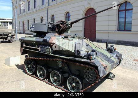 Militärische Beschläge auf dem Gelände des Bundeswehrmuseums für Militärgeschichte, Wiesel 1 MK20 Panzerwaffenträger, Dresden Stockfoto