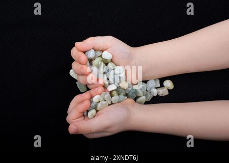 Handvoll sauber Steine, Kies in den Händen Stockfoto