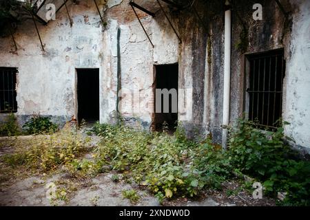 Blick auf den Innenhof einer verlassenen Festung Stockfoto