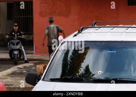 Valencia, Carabobo, Venezuela. 31. Juli 2024. 31. Juli 2024. Ein Fahrzeug zeigt einen Aufprall eines Projektils auf der Frontscheibe, das Ergebnis eines Angriffs von regierungsnahen Banden in Valencia, Bundesstaat Carabobo. Foto: Juan Carlos HernÃndez (Foto: © Juan Carlos Hernandez/ZUMA Press Wire) NUR REDAKTIONELLE VERWENDUNG! Nicht für kommerzielle ZWECKE! Stockfoto