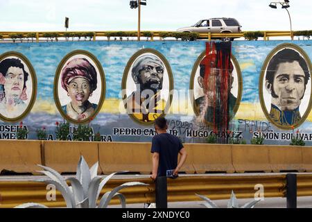 Valencia, Carabobo, Venezuela. 31. Juli 2024. 31. Juli 2024. Ein Graffiti mit dem Gesicht des ehemaligen venezolanischen Präsidenten Hugo Chavez wurde bei den Protesten gegen die Wahlergebnisse der Präsidentschaftswahlen in Valencia, Bundesstaat Carabobo, gekratzt. Foto: Juan Carlos HernÃndez (Foto: © Juan Carlos Hernandez/ZUMA Press Wire) NUR REDAKTIONELLE VERWENDUNG! Nicht für kommerzielle ZWECKE! Stockfoto