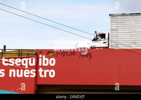 Valencia, Carabobo, Venezuela. 31. Juli 2024. 31. Juli 2024. Ein Fahrzeug fährt vor einem Graffiti, das gegen die Wahlergebnisse der Präsidentschaftswahlen protestiert. Das Graffiti heißt „Fraude Maduro Rip“ in Valencia, Bundesstaat Carabobo. Foto: Juan Carlos HernÃndez (Foto: © Juan Carlos Hernandez/ZUMA Press Wire) NUR REDAKTIONELLE VERWENDUNG! Nicht für kommerzielle ZWECKE! Stockfoto