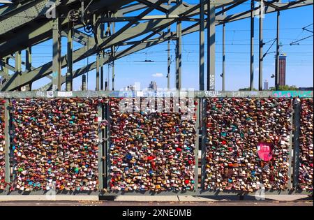 Köln, Deutschland - 30. Juli 2024: Die Hohenzollernbrücke in Köln mit ihren tausenden bunten Liebesschlössern Stockfoto