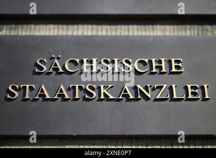 Dresden, Deutschland. 31. Juli 2024. Am Eingang des Gebäudes befindet sich ein Schild mit dem Zeichen "Sächsische Landeskanzlei". Robert Michael/dpa/Alamy Live News Stockfoto