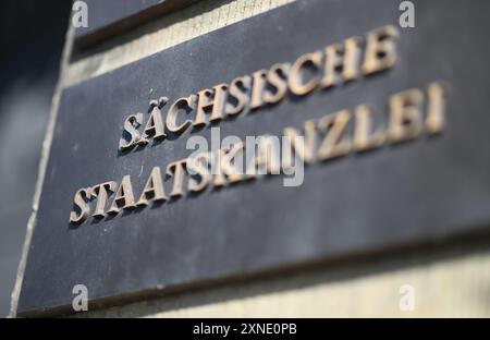 Dresden, Deutschland. 31. Juli 2024. Am Eingang des Gebäudes befindet sich ein Schild mit dem Zeichen "Sächsische Landeskanzlei". Robert Michael/dpa/Alamy Live News Stockfoto