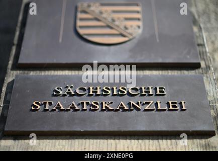 Dresden, Deutschland. 31. Juli 2024. Am Eingang des Gebäudes befindet sich ein Schild mit dem Zeichen "Sächsische Landeskanzlei". Robert Michael/dpa/Alamy Live News Stockfoto