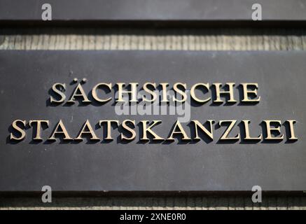 Dresden, Deutschland. 31. Juli 2024. Am Eingang des Gebäudes befindet sich ein Schild mit dem Zeichen "Sächsische Landeskanzlei". Robert Michael/dpa/Alamy Live News Stockfoto