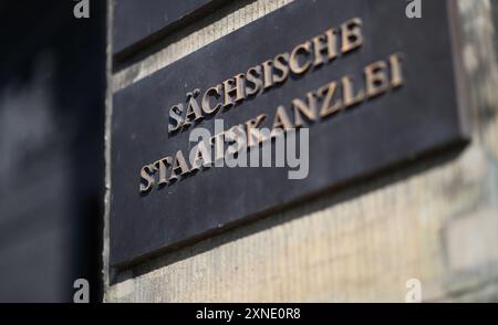 Dresden, Deutschland. 31. Juli 2024. Am Eingang des Gebäudes befindet sich ein Schild mit dem Zeichen "Sächsische Landeskanzlei". Robert Michael/dpa/Alamy Live News Stockfoto