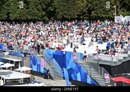 Paris, Frankreich. Kredit: MATSUO. 31. Juli 2024. Fans Triathlon : Männer Individual bei den Olympischen Spielen 2024 in Paris in Pont Alexandre. Kredit: MATSUO . K/AFLO SPORT/Alamy Live News Stockfoto
