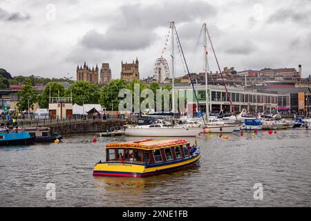 Boote auf dem geschäftigen Bristol Harbour Festival 2024. Stockfoto
