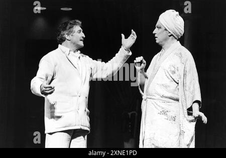 l-r: Denis Quilley (Georges), George Hearn (Albin) in LA CAGE AUX FOLLES at the London Palladium, London W1 07/05/1986 Musik: Jerry Herman Buch: Harvey Fierstein basierend auf dem Stück von Jean Poiret Set Design: David Mitchell Kostüme: Theoni V Aldredge Beleuchtung: Jules Fisher Choreographie: Scott Salmon Regisseur: Arthur Laurents Stockfoto