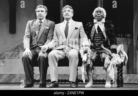 l-r: George Hearn (Albin), Denis Quilley (Georges), Donald Waugh (Jacob) in LA CAGE AUX FOLLES im London Palladium, London W1 07/05/1986 Musik: Jerry Herman Buch: Harvey Fierstein nach dem Stück von Jean Poiret Set Design: David Mitchell Kostüme: Theoni V Aldredge Beleuchtung: Jules Fisher Choreographie: Scott Salmon Regisseur: Arthur Laurents Stockfoto