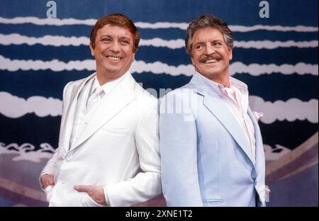 l-r: George Hearn (Albin), Denis Quilley (Georges) in LA CAGE AUX FOLLES at the London Palladium, London W1 07/05/1986 Musik: Jerry Herman Buch: Harvey Fierstein basierend auf dem Stück von Jean Poiret Set Design: David Mitchell Kostüme: Theoni V Aldredge Beleuchtung: Jules Fisher Choreographie: Scott Salmon Regisseur: Arthur Laurents Stockfoto