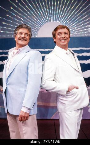 l-r: Denis Quilley (Georges), George Hearn (Albin) in LA CAGE AUX FOLLES at the London Palladium, London W1 07/05/1986 Musik: Jerry Herman Buch: Harvey Fierstein basierend auf dem Stück von Jean Poiret Set Design: David Mitchell Kostüme: Theoni V Aldredge Beleuchtung: Jules Fisher Choreographie: Scott Salmon Regisseur: Arthur Laurents Stockfoto