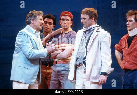 Vorne links: Denis Quilley (Georges) vorne rechts: George Hearn (Albin) in LA CAGE AUX FOLLES at the London Palladium, London W1 07/05/1986 Musik: Jerry Herman Buch: Harvey Fierstein nach dem Stück von Jean Poiret Set Design: David Mitchell Kostüme: Theoni V Aldredge Beleuchtung: Jules Fisher Choreografie: Scott Salmon Regisseur: Arthur Laurents Stockfoto