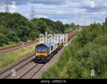 Der zweiköpfige Schuppen als Class 66 66780 und 66750 führte am 26. Juli 2024 den Scunthorpe-to-Eastleigh Civil Engineers-Zug an der North Stafford Junction Stockfoto