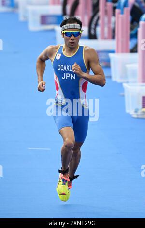 Paris, Frankreich. Kredit: MATSUO. 31. Juli 2024. Makoto Odakura (JPN) Triathlon: Männer bei den Olympischen Spielen 2024 in Paris in Pont Alexandre. Kredit: MATSUO . K/AFLO SPORT/Alamy Live News Stockfoto