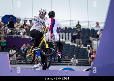 Iveta Miculycova aus der Tschechischen Republik, rechts und Hannah Roberts aus den USA in einer Kollision während des Aufwärmens vor dem BMX Freestyle Park Finale für Frauen Stockfoto