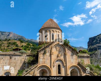 Die Osvank-Kirche befindet sich im Dorf Çamlıyamaç im Bezirk Uzundere. Es ist berühmt für seine farbenfrohen Steindekorationen und Relieffiguren, Erzurum Stockfoto