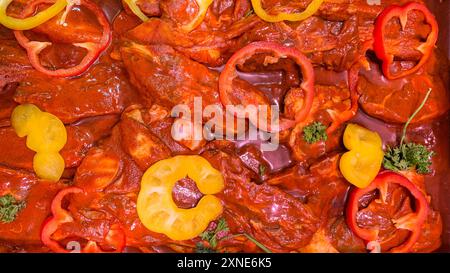 Blick von oben auf mariniertes Lammfleisch. Indisches Essenskonzept. Stockfoto