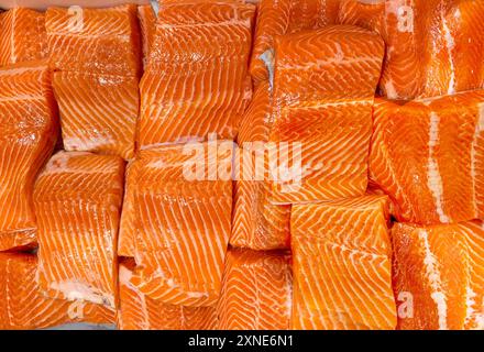 Draufsicht des frischen rohen Lachsfileets auf dem Nassmarkt. Meeresfrüchte-Konzept. Stockfoto