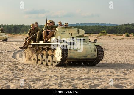 Błędów, Schlesien, Polen – 13. Juli 2024: Wiederaufbau der Schlacht aus dem Zweiten Weltkrieg. Tobruk 1942. Soldaten des deutschen afrika-korps auf einem Panzer Stockfoto