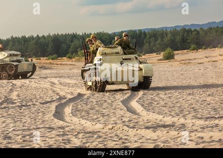 Błędów, Schlesien, Polen – 13. Juli 2024: Wiederaufbau der Schlacht aus dem Zweiten Weltkrieg. Tobruk 1942. Soldaten des deutschen afrika-korps auf einem Panzer Stockfoto