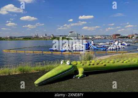 Das riesige Krokodil aus Roald Dahls gleichnamigem Buch und Aqua Park Cardiff, Cardiff Bay Barrage, Cardiff, South Wales. Stockfoto