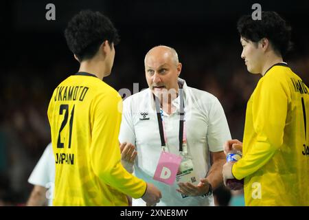 Paris, Frankreich. 31. Juli 2024. Antonio Carlos Ortega Perez (C), Cheftrainer der japanischen Mannschaft, reagiert während der Vorrunde der Handball-Männer Gruppe A Spiel zwischen Spanien und Japan bei den Olympischen Spielen 2024 in Paris, Frankreich, 31. Juli 2024. Quelle: Li Jing/Xinhua/Alamy Live News Stockfoto