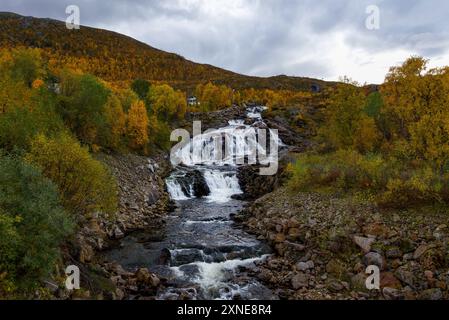 Der arktische Wasserfall in Ersfjordbotn, Troms, Norwegen. Herbstfarben Stockfoto