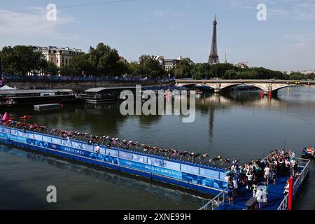 PARIS, FRANKREICH. 31. Juli 2024. Die Teilnehmer tauchen am fünften Tag der Olympischen Spiele 2024 in Paris in Pont Alexandre III, Paris, Frankreich, für die Schwimmstrecke des Männer-Einzeltriathlons ein. Quelle: Craig Mercer/Alamy Live News Stockfoto