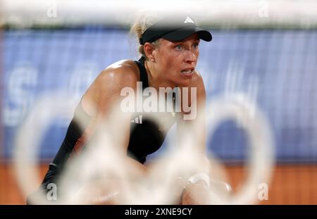 PARIS, FRANKREICH - JULI 31: Angelique Kerber vom Team Deutschland gegen Qinwen Zheng vom Team People's Republic of China während des Viertelfinalspiels der Frauen am fünften Tag der Olympischen Spiele Paris 2024 in Roland Garros am 31. Juli 2024 in Paris. © diebilderwelt / Alamy Live News Stockfoto