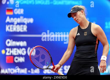 PARIS, FRANKREICH - JULI 31: Angelique Kerber vom Team Deutschland gegen Qinwen Zheng vom Team People's Republic of China während des Viertelfinalspiels der Frauen am fünften Tag der Olympischen Spiele Paris 2024 in Roland Garros am 31. Juli 2024 in Paris. © diebilderwelt / Alamy Live News Stockfoto