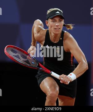 PARIS, FRANKREICH - JULI 31: Angelique Kerber vom Team Deutschland gegen Qinwen Zheng vom Team People's Republic of China während des Viertelfinalspiels der Frauen am fünften Tag der Olympischen Spiele Paris 2024 in Roland Garros am 31. Juli 2024 in Paris. © diebilderwelt / Alamy Live News Stockfoto