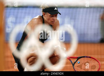 PARIS, FRANKREICH - JULI 31: Angelique Kerber vom Team Deutschland gegen Qinwen Zheng vom Team People's Republic of China während des Viertelfinalspiels der Frauen am fünften Tag der Olympischen Spiele Paris 2024 in Roland Garros am 31. Juli 2024 in Paris. © diebilderwelt / Alamy Live News Stockfoto