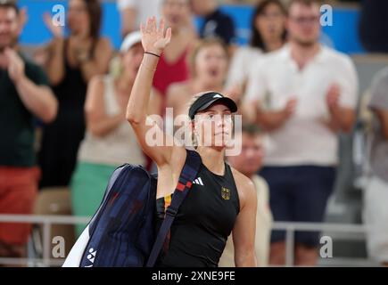 PARIS, FRANKREICH - JULI 31: Angelique Kerber vom Team Deutschland gegen Qinwen Zheng vom Team Volksrepublik China nach dem Viertelfinalspiel der Frauen am fünften Tag der Olympischen Spiele Paris 2024 in Roland Garros am 31. Juli 2024 in Paris. © diebilderwelt / Alamy Live News Stockfoto