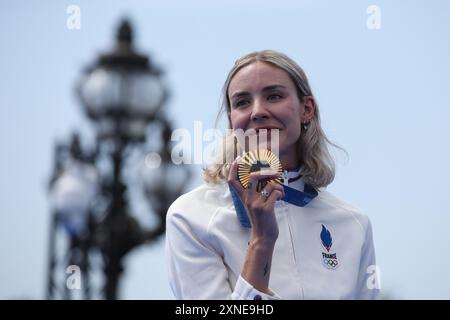 PARIS, FRANKREICH. 31. Juli 2024. Die Goldmedaillengewinnerin Cassandre Beaugrand vom Team France posiert mit ihrer Medaille für den Einzeltriathlon der Frauen am fünften Tag der Olympischen Spiele 2024 in Paris in Pont Alexandre III. Quelle: Craig Mercer/Alamy Live News Stockfoto