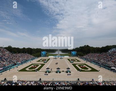 Versailles, Frankreich. 31. Juli 2024. Jessica von Bredow-Werndl aus Deutschland mit dem Pferd TSF Dalera BB tritt am 2. Tag der Dressur bei den Olympischen Spielen 2024 in Versailles, Frankreich, am 31. Juli 2024 an. Quelle: Yang Lei/Xinhua/Alamy Live News Stockfoto