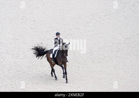 Versailles, Frankreich. 31. Juli 2024. Jessica von Bredow-Werndl aus Deutschland mit dem Pferd TSF Dalera BB tritt am 2. Tag der Dressur bei den Olympischen Spielen 2024 in Versailles, Frankreich, am 31. Juli 2024 an. Quelle: Yang Lei/Xinhua/Alamy Live News Stockfoto