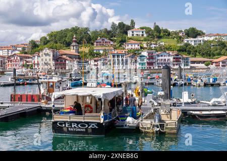 Frankreich, Region Nouvelle-Aquitaine, Saint-Jean-de-Luz, Anlegeboote im Hafen vor dem Quai de l'Infante Stockfoto