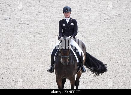 Versailles, Frankreich. 31. Juli 2024. Jessica von Bredow-Werndl aus Deutschland mit dem Pferd TSF Dalera BB tritt am 2. Tag der Dressur bei den Olympischen Spielen 2024 in Versailles, Frankreich, am 31. Juli 2024 an. Quelle: Yang Lei/Xinhua/Alamy Live News Stockfoto
