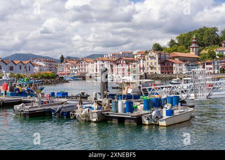 Frankreich, Region Nouvelle-Aquitaine, Saint-Jean-de-Luz, Anlegeboote im Port de Saint-Jean-de-Luz in der Nähe des Quai de l'Infante Stockfoto