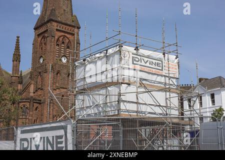 Im Gerüst verbirgt sich die Statue von Robert Burns im Stadtzentrum von Dumfries, Schottland. Dadurch sollen Reinigungs- und Instandhaltungsarbeiten durch Fremdfirmen ermöglicht werden. Stockfoto