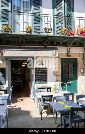 Frankreich, Region Nouvelle-Aquitaine, Saint-Jean-de-Luz, traditionelles Restaurant „La Diva“ auf der Rue de la Republique mit Speisen im Freien Stockfoto